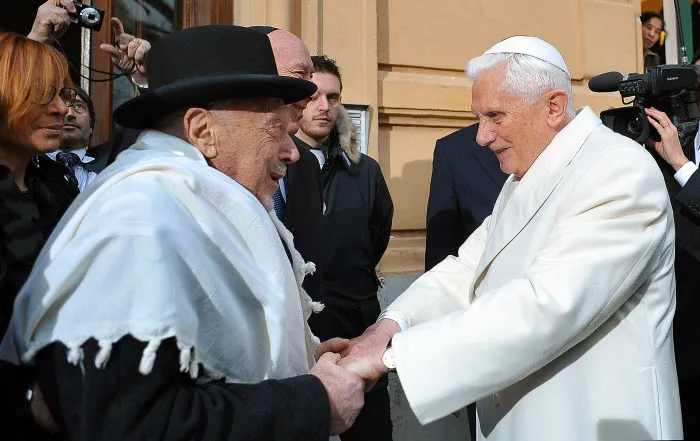 Il Rabbino Toaff abbraccia Papa Benedetto XVI |  | ©ServizioFotograficoOR/CPP