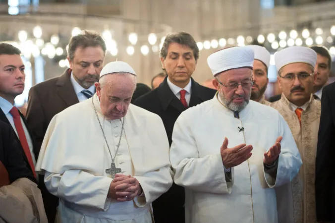 Il Papa prega con il Gran Mufti di Istanbul |  | ©ServizioFotograficoOR/CPP