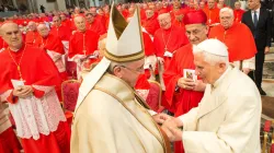 Papa Francesco e Benedetto XVI Concistoro 14 febbraio  2015 / ©ServizioFotograficoOR/CPP