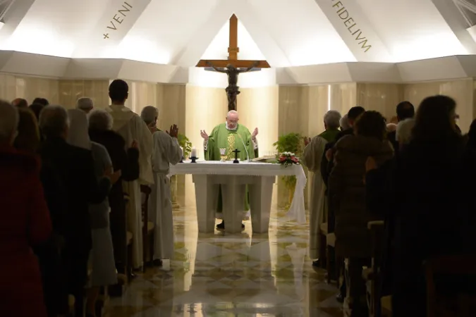 Papa Francesco dice Messa a Santa Marta | Papa Francesco, Cappella di Santa Marta, gennaio 2015 | © L'Osservatore Romano Photo / Catholic Press Photo