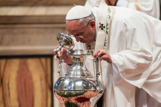 Papa Francesco soffia nelle ampolle degli olii santi durante la Messa del Crisma | Papa Francesco soffia nelle ampolle degli olii santi durante la Messa del Crisma | @M.Migliorato/CPP