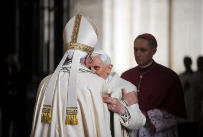 Papa Francesco abbraccia Benedetto XVI dopo l'apertura della Porta Santa in San Pietro |  | ©ALESSIA GIULIANI/CPP