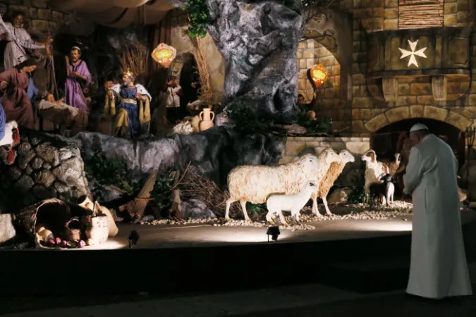 Papa Francesco visita il presepe di Piazza San Pietro  |  | @vaticanpool/CPP