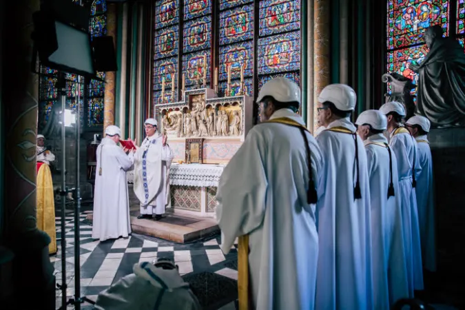 Arcivescovo Aupetit a Notre Dame | L'arcivescovo Michel Aupetit celebra la prima Messa a Notre Dame dopo l'incendio dello scorso 15 aprile, Notre Dame, 15 giugno 2019 | ©Guillaume POLI / CIRIC/CPP