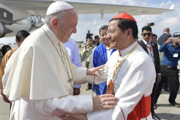 Il Cardinale Bo accoglie Papa Francesco in aeroporto, Yangon, 27 novembre 2017 / Vatican Media / ACI Group