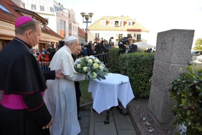 Il Papa depone i fiori davanti al monumento della vittime del Ghetto |  | Vatican Media