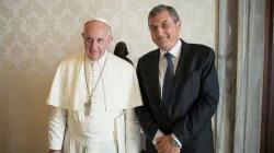 Il professor Vincenzo Buonomo, rettore della Pontificia Università Lateranense e consigliere dello Stato di Città del Vaticano, con Papa Francesco  / Vatican Media / ACI Group