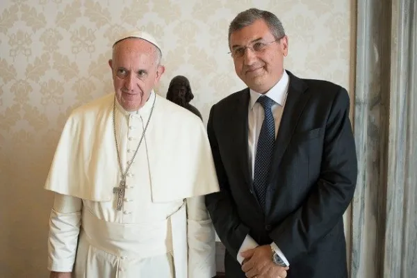 Il professor Vincenzo Buonomo, rettore della Pontificia Università Lateranense e consigliere dello Stato di Città del Vaticano, con Papa Francesco  / Vatican Media / ACI Group