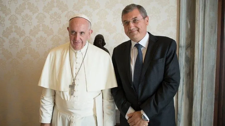 Vincenzo Buonomo e Papa Francesco | Il professor Vincenzo Buonomo, rettore della Pontificia Università Lateranense e consigliere dello Stato di Città del Vaticano, con Papa Francesco  | Vatican Media / ACI Group