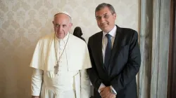 l professor Vincenzo Buonomo, rettore della Pontificia Università Lateranense e consigliere dello Stato di Città del Vaticano, con Papa Francesco / Vatican Media / ACI Group