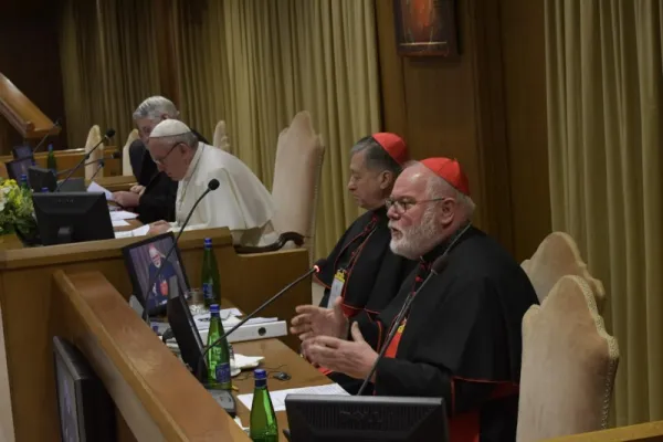 Il Cardinale Reinhard Marx legge la sua relazione su "Trasparenza come comunità di Credenti", incontro sulla Protezione dei Minori nella Chiesa, Aula Nuova del Sinodo, 23 febbraio 2019 / Vatican Media 