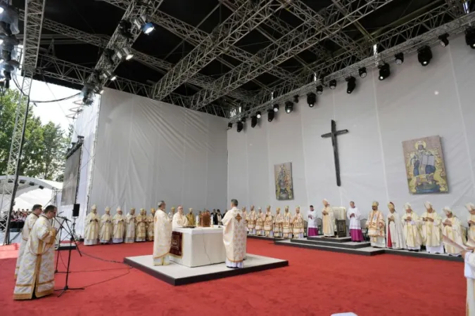 Papa Francesco alla Divina Liturgia a Blaj |  | Vatican Media 