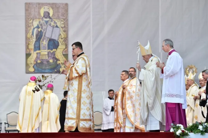 Papa Francesco alla Divina Liturgia a Blaj |  | Vatican Media 