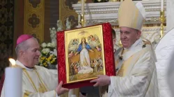 Papa Francesco e l'arcivescovo Robu al termine della Messa nella Cattedrale di San Giuseppe, Bucarest, 31 maggio 2019 / Vatican Media / ACI Group