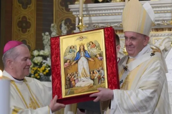 Papa Francesco e l'arcivescovo Robu al termine della Messa nella Cattedrale di San Giuseppe, Bucarest, 31 maggio 2019 / Vatican Media / ACI Group