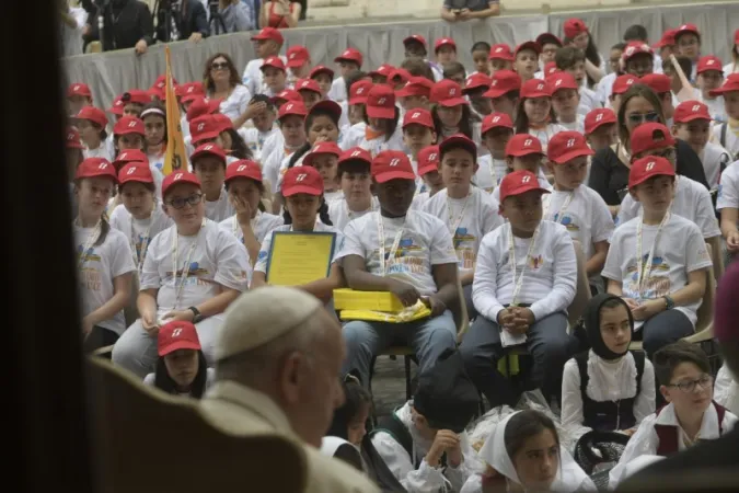 Papa Francesco con i piccoli del Treno dei Bambini |  | Vatican.va 