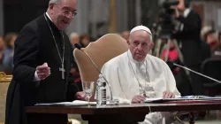 Il cardinale Angelo de Donatis, vicario del Papa per la diocesi di Roma, con Papa Francesco / Vatican Media / ACI Group