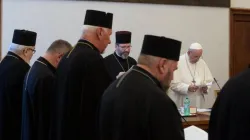 Un momento dell'incontro interdicasteriale con sinodo e metropoliti della Chiesa Greco Cattolica Ucraina, tenutosi il 5 e 6 luglio 2019 in Sala Bologna, Palazzo Apostolico Vaticano. Accanto a Papa Francesco, l'arcivescovo maggiore Shevchuk / Vatican Media / ACI Group 