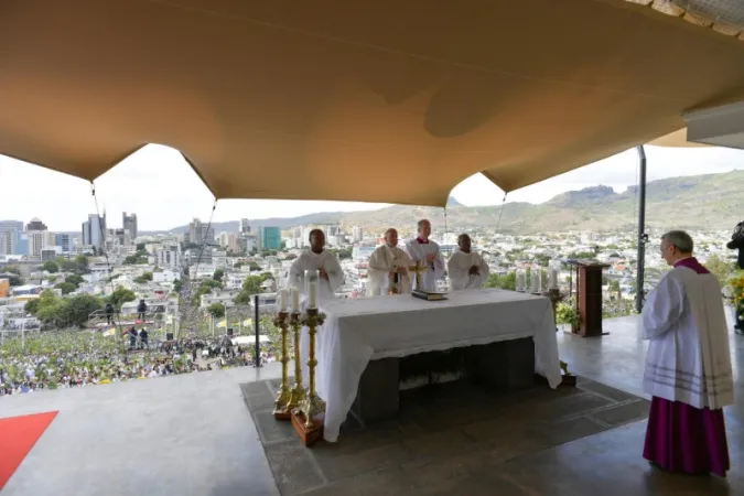 Papa Francesco celebra la messa a Port Louis  |  | Vatican Media