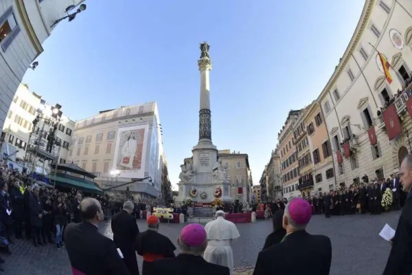 Un passato omaggio di Papa Francesco all'Immacolata di Piazza di Spagna / Vatican Media / ACI Group