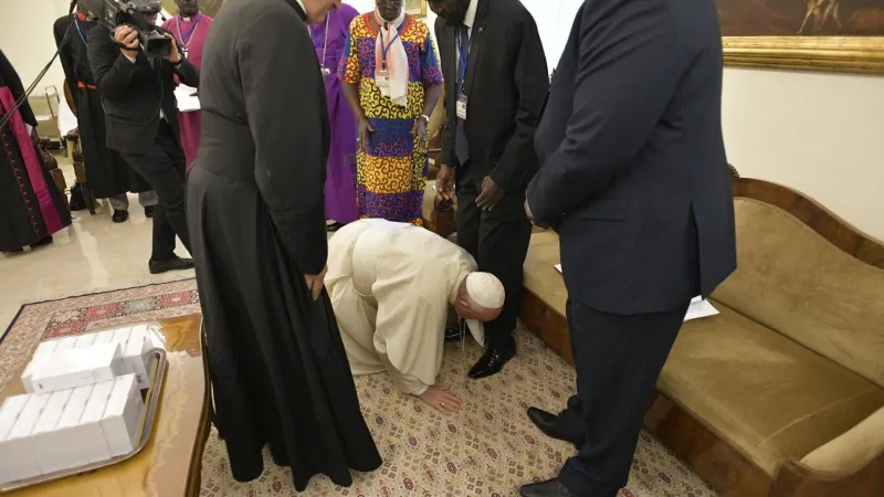 Papa Francesco, Sud Sudan | Papa Francesco bacia i piedi ai leader del Sud Sudan, Vaticano, 11 aprile 2019 | Vatican Media / ACI Group