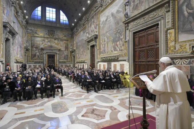 Papa Francesco e i diplomatici | Papa Francesco durante il discorso di inizio anno al Corpo Diplomatico accreditato presso la Santa Sede, Sala Regia, Palazzo Apostolico Vaticano, 9 gennaio 2020 | Vatican Media / ACI Group