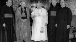 Papa san Giovanni XXIII e i primi collaboratori del Segretariato. Da sinistra a destra: Mons. Jean-François Arrighi, il Cardinale Augustin Bea, Mons. (futuro Cardinale) Johannes Willebrands e P. Thomas Stransky. / Pontificio Consiglio per la Promozione dell'Unità dei Cristiani