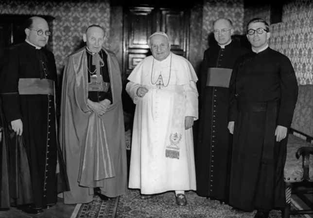 Giovanni XXIII e il Segretariato per l'Unità dei Cristiani | Papa san Giovanni XXIII e i primi collaboratori del Segretariato. Da sinistra a destra: Mons. Jean-François Arrighi, il Cardinale Augustin Bea, Mons. (futuro Cardinale) Johannes Willebrands e P. Thomas Stransky. | Pontificio Consiglio per la Promozione dell'Unità dei Cristiani