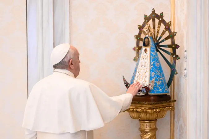 Papa Francesco nella Biblioteca del Palazzo Apostolico |  | Vatican Media / ACI group