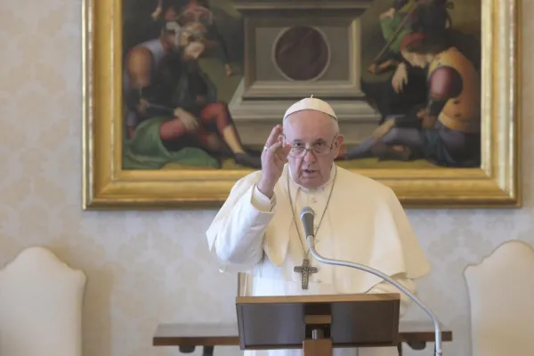 Papa Francesco durante un Angelus pronunciato nella Biblioteca del Palazzo Apostolico Vaticano / Vatican Media 