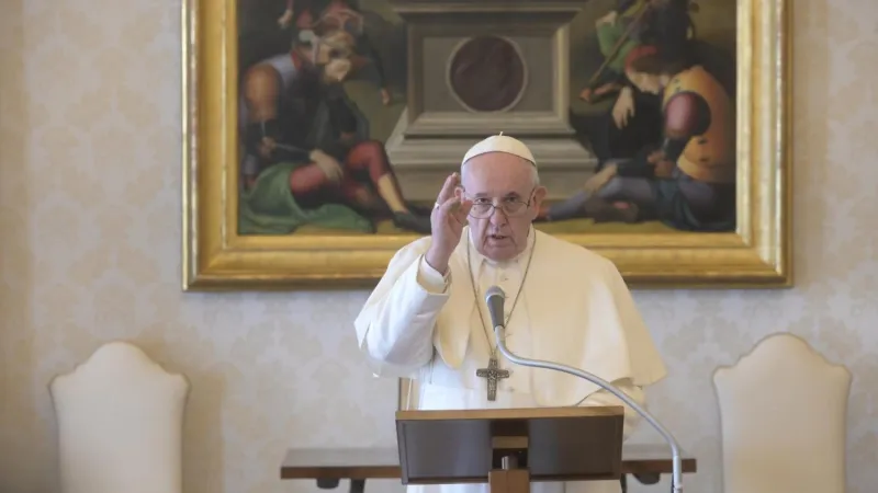 Papa Francesco, Angelus | Papa Francesco durante un Angelus pronunciato nella Biblioteca del Palazzo Apostolico Vaticano | Vatican Media 