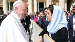 Papa Francesco e Nadia Murad durante il loro primo incontro nel 2015 / Vatican News 