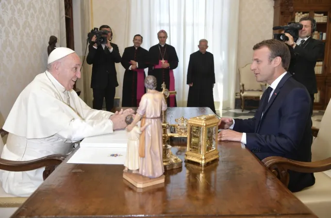 Papa Francesco e Macron | Papa Francesco e Macron, durante la visita del presidente francese in vaticano del 26 giugno 2018 | Vatican News