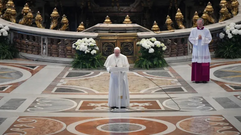 Papa Francesco, Basilica di San Pietro | Papa Francesco nella Basilica di San Pietro durante l'Urbi et Orbi di Pasqua 2020 | Vatican News 