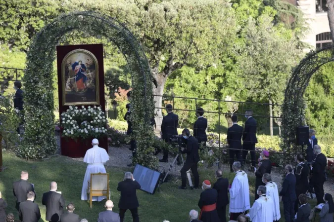 Papa Francesco recita il Rosario nei Giardini Vaticani  |  | Vatican Media 