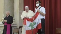 Papa Francesco con la bandiera del Libano al termine di una udienza generale / Vatican Media 