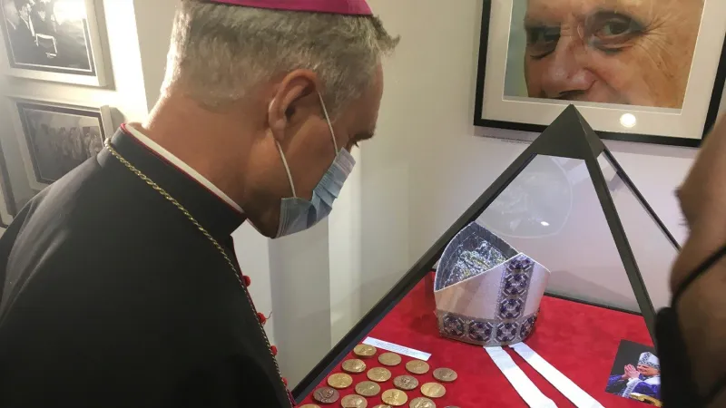 L'arcivescovo Gänswein alla inaugurazione della mostra  |  | Vaticannews