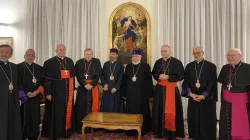 Foto al termine della cena dello scorso sette ottobre. Da sinistra a destra: l'arcivescovo Barsamian, Il patriarca Bedros Minassian, il Cardinale Sandri, il Cardinale Koch, il Patriarca Sadak II, il Catholicos Karekin II, il Cardinale Parolin, l'arcivescovo Zekyian, il vescovo Farrell / Pontificio Consiglio per la Promozione dell'Unità dei Cristiani