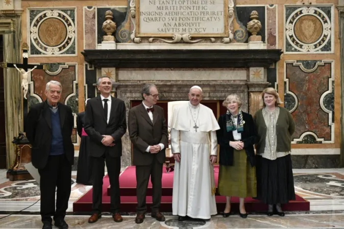 Il Papa insieme ai premiati delle edizioni 2020 e 2021 |  | Vatican Media 