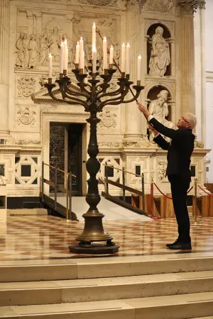 L'accensione delle candele votive davanti alla Santa Casa  |  | Santuario di Loreto 