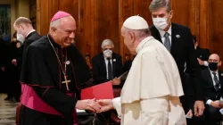 L'arcivescovo Rossolatos con Papa Francesco durante il recentet viaggio di Papa Francesco in Grecia / Vatican Media / ACI Group