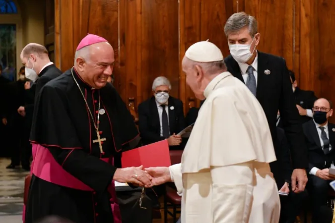 Papa Francesco, arcivescovo Rossolatos | L'arcivescovo Rossolatos con Papa Francesco durante il recentet viaggio di Papa Francesco in Grecia | Vatican Media / ACI Group