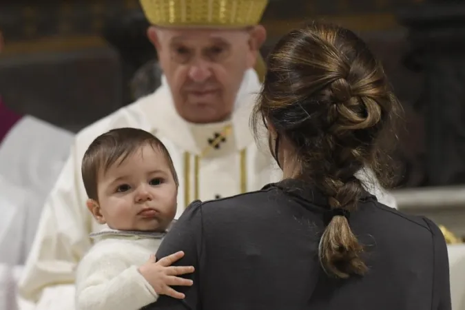 Il Papa battezza un bambino |  | Vatican Media / ACI Group