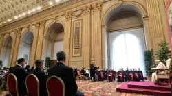 Papa Francesco ascolta l'indirizzo di saluto dell'ambasciatore George Poulides, decano del Corpo Diplomatico accreditato presso la Santa Sede, Sala delle Benedizioni, 10 gennaio 2022 / Vatican Media / ACI Group