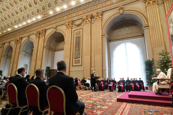 Papa Francesco ascolta l'indirizzo di saluto dell'ambasciatore George Poulides, decano del Corpo Diplomatico accreditato presso la Santa Sede, Sala delle Benedizioni, 10 gennaio 2022 / Vatican Media / ACI Group