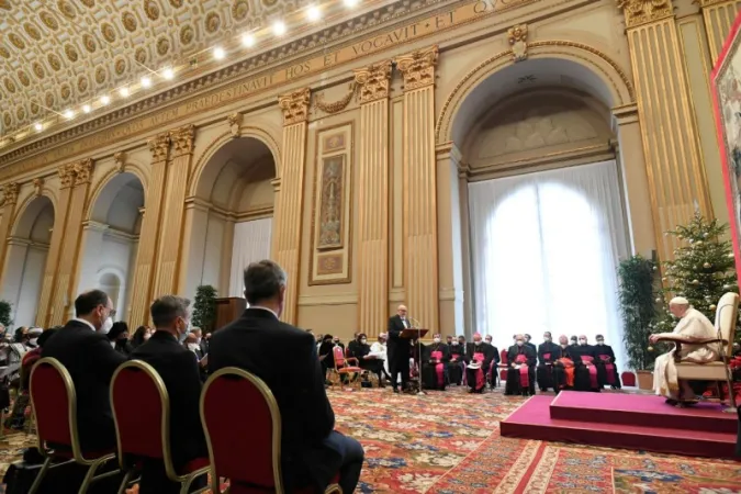 Papa Francesco, George Poulides | Papa Francesco ascolta l'indirizzo di saluto dell'ambasciatore George Poulides, decano del Corpo Diplomatico accreditato presso la Santa Sede, Sala delle Benedizioni, 10 gennaio 2022 | Vatican Media / ACI Group