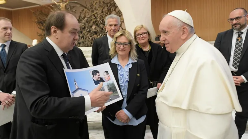 Vittore De Carli presenta al Papa la Casa di accoglienza |  | Vatican Media / ACI Group