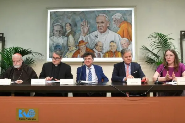 La conferenza stampa di presidente, segretario e alcuni membri della Pontificia Commissione per la Tutela dei Minori, Radio Vaticana, Sala Marconi, 29 aprile 2022 / Vatican News 