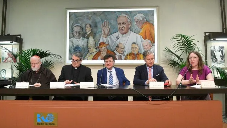 Pontificia Commissione per la Tutela dei Minori | La conferenza stampa di presidente, segretario e alcuni membri della Pontificia Commissione per la Tutela dei Minori, Radio Vaticana, Sala Marconi, 29 aprile 2022 | Vatican News 