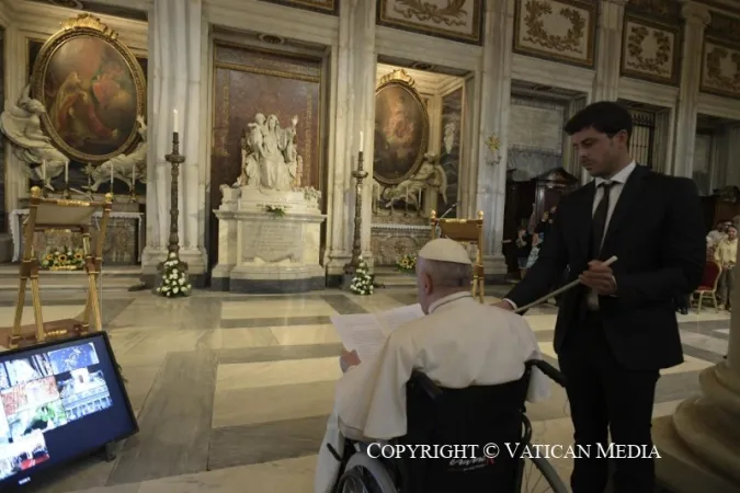 Il Papa durante il Rosario a Santa Maria Maggiore |  | Vatican Media / ACI Group